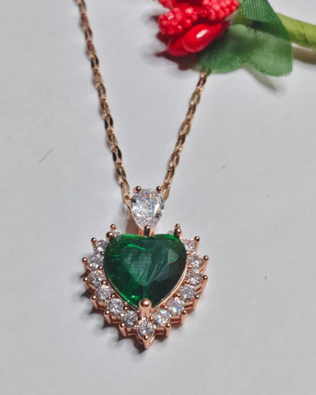 Close up of the Esmeralda emerald necklace imitation